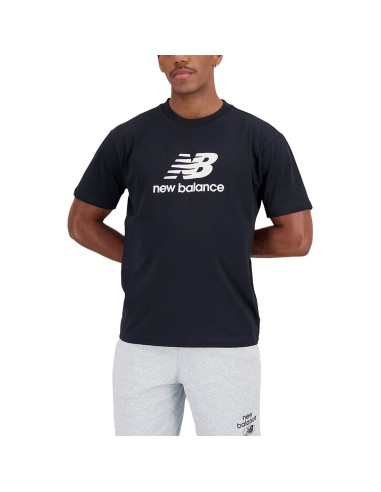 Camiseta New Balance Essentials Stacked Logo Mt31541 Bk | Ofertas de pádel