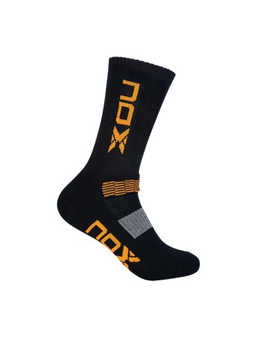 CALCETINES TﾉCNICOS MEDIA CAﾑA NOX NEGRO LOGO NARANJA VERTICAL CAHMCNLVN | Ofertas de padel